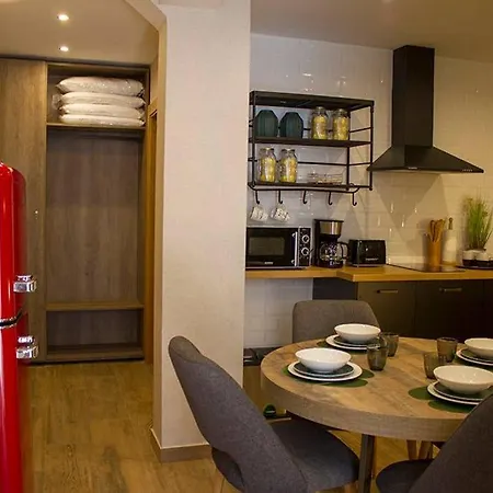 English House In By Apartelier *